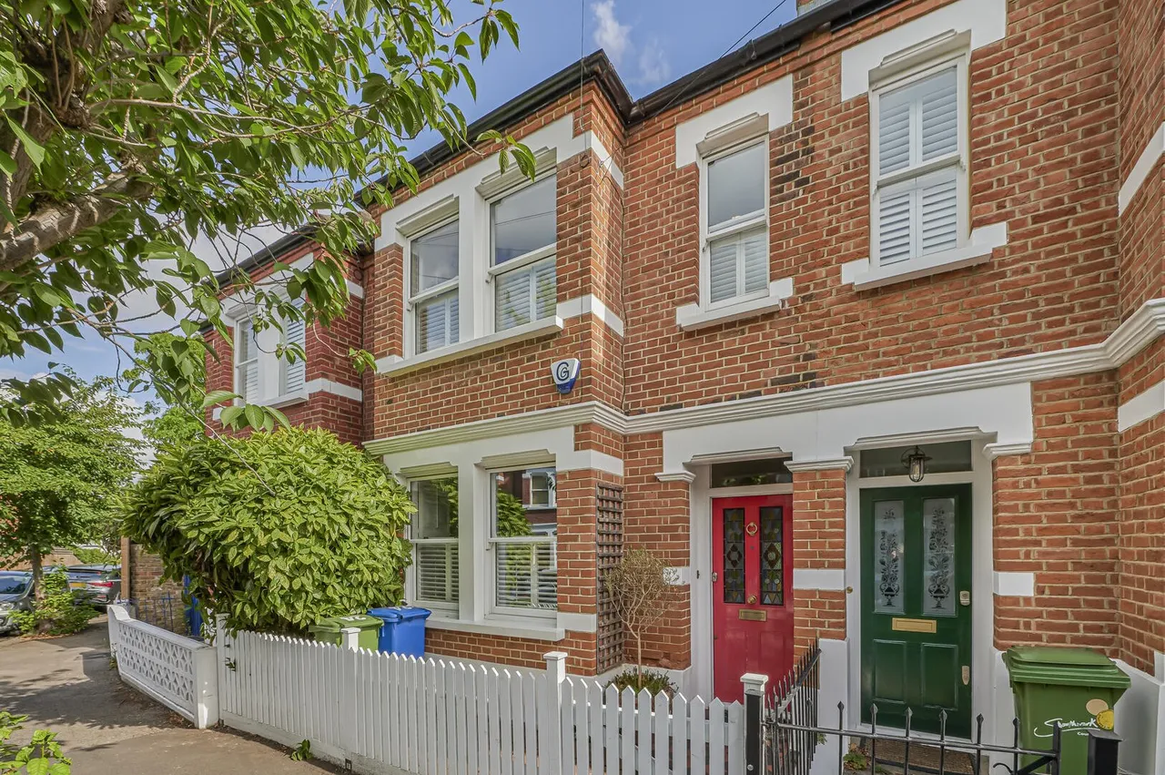 2 bed house to rent — Aysgarth Road, London SE21 7JR