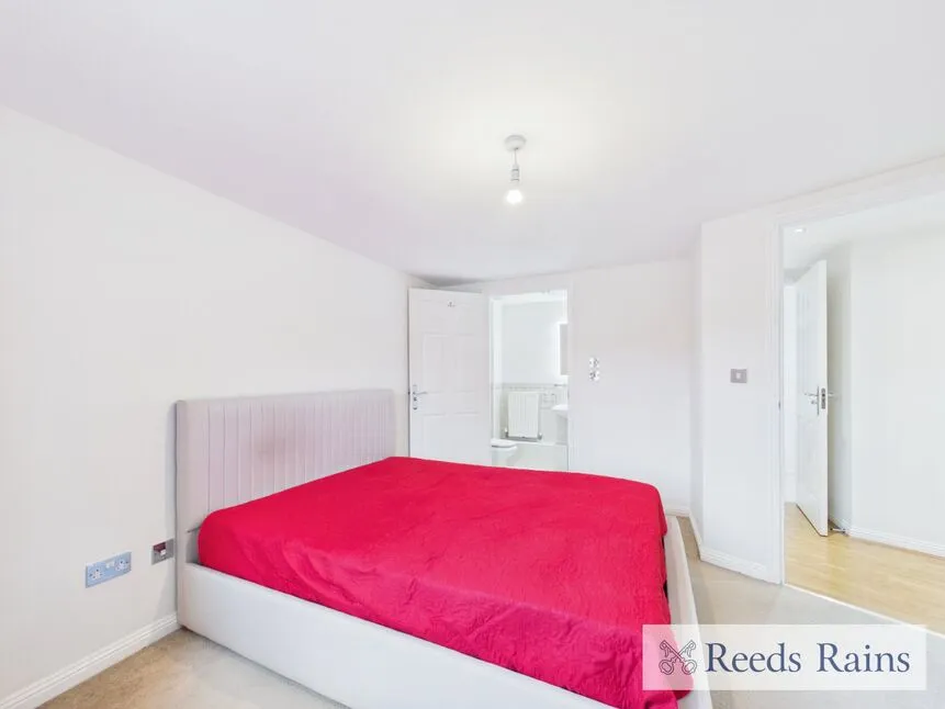 Kidman Close, Gidea Park, RM2, photo 4
