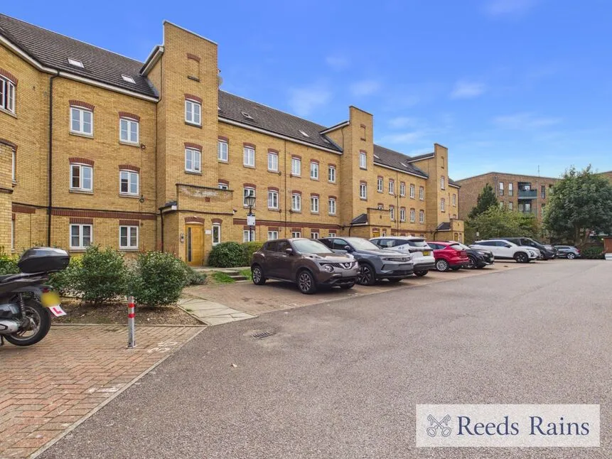 2 bed flat to rent, Kidman Close, Gidea Park, RM2