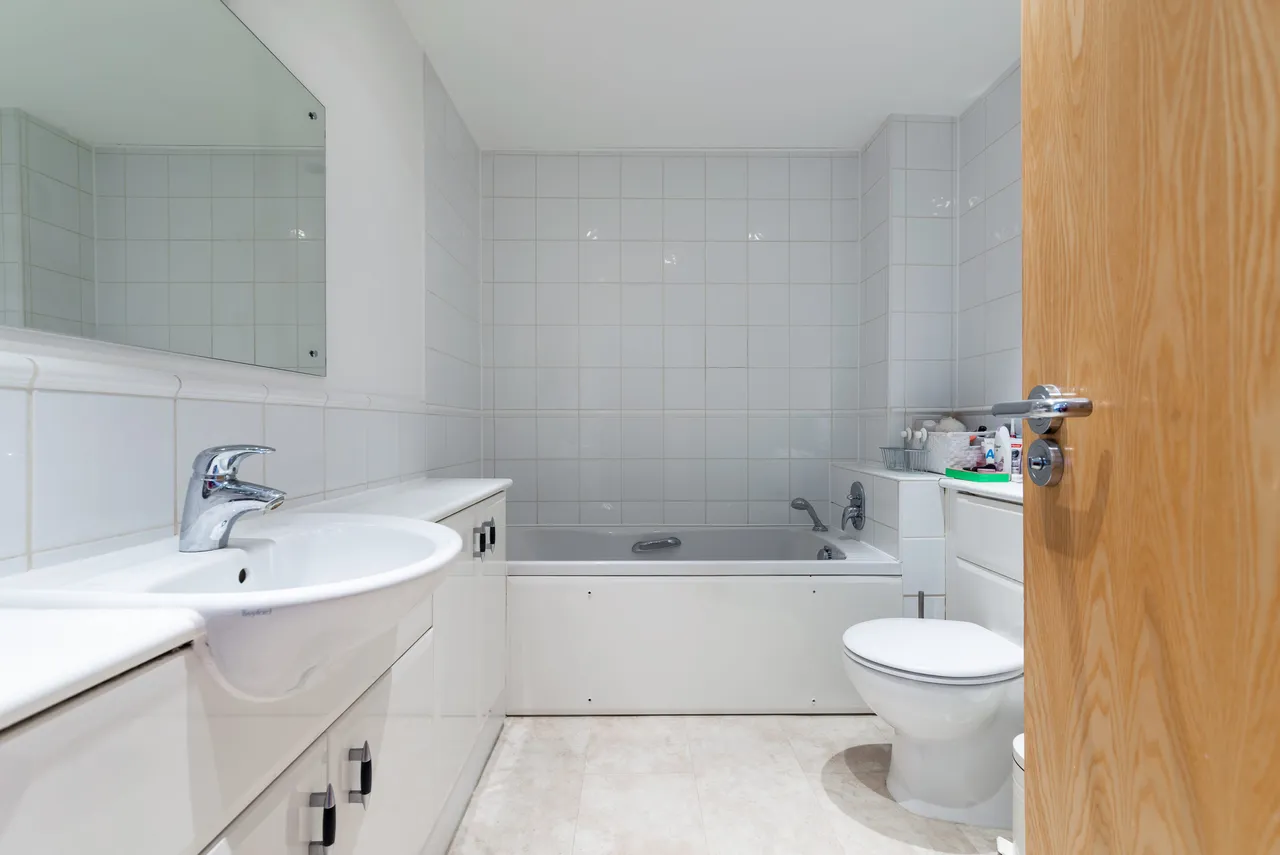 Western Beach Apartments, Hanover Avenue, London E16, photo 9