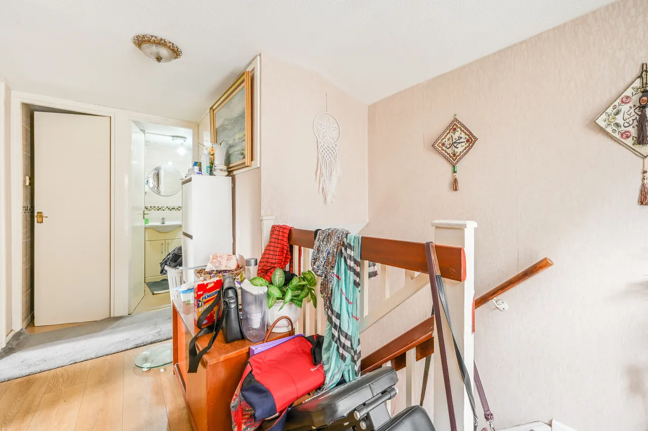 London, E1W, photo 8