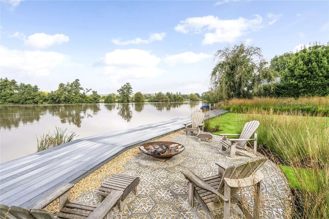 Stonehouse Lane, Cookham, Maidenhead, SL6 9TP, photo 2