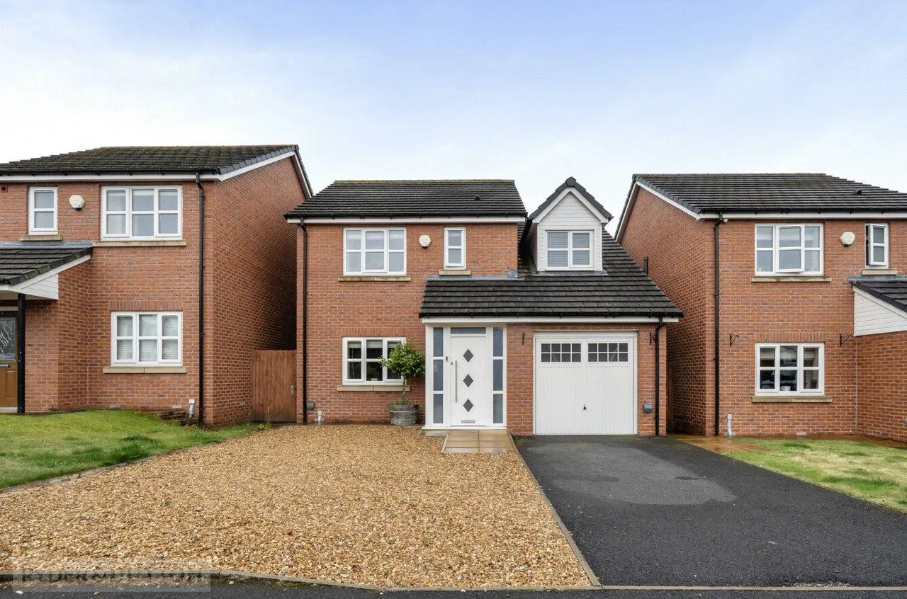 4 bed house for sale, The Crescent, Shaw, OL2
