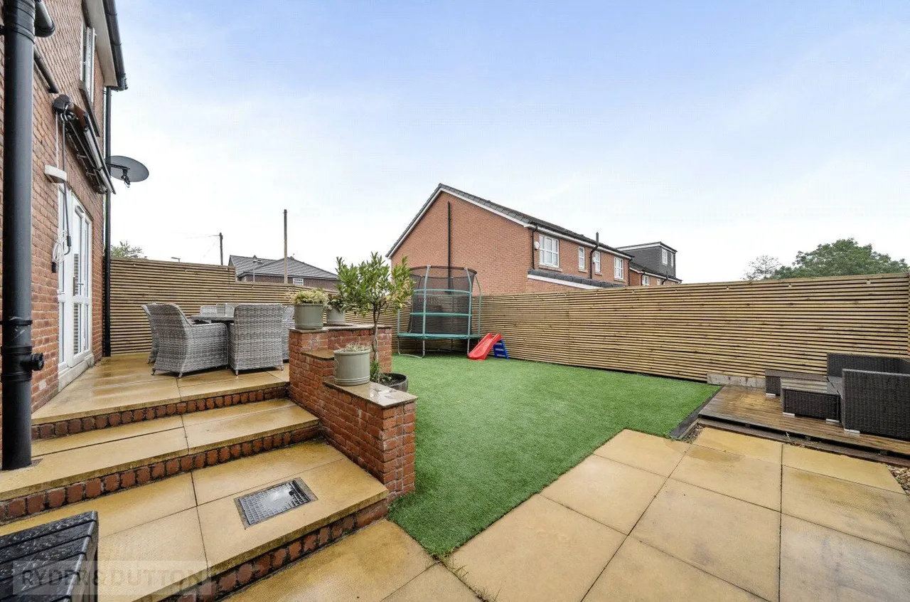 The Crescent, Shaw, OL2, photo 19