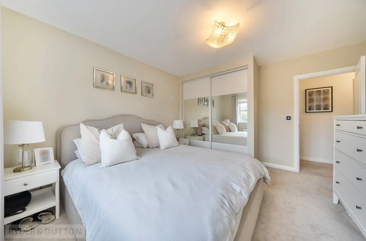 The Crescent, Shaw, OL2, photo 12
