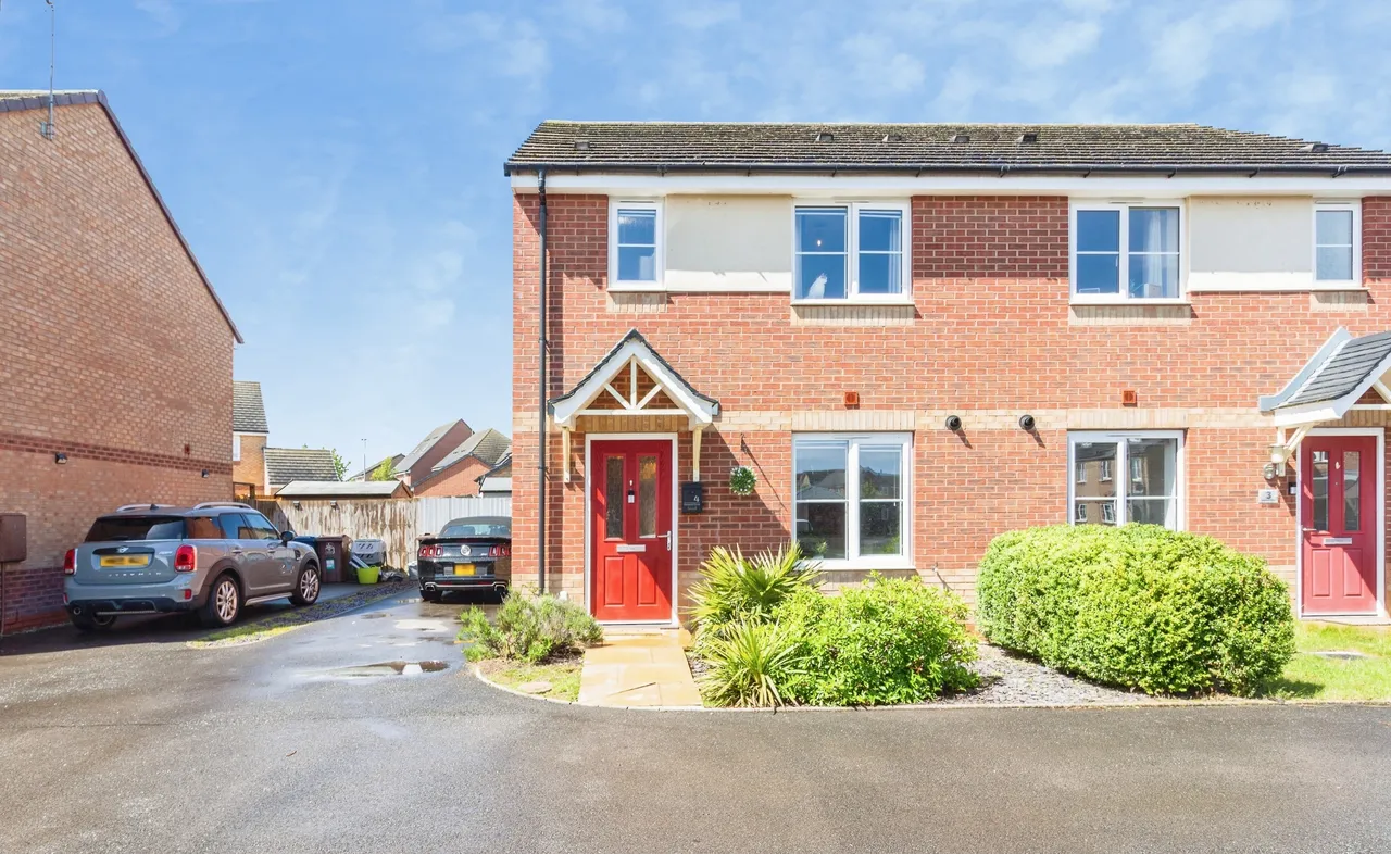 3 bed house for sale — Newbold Drive, Stafford