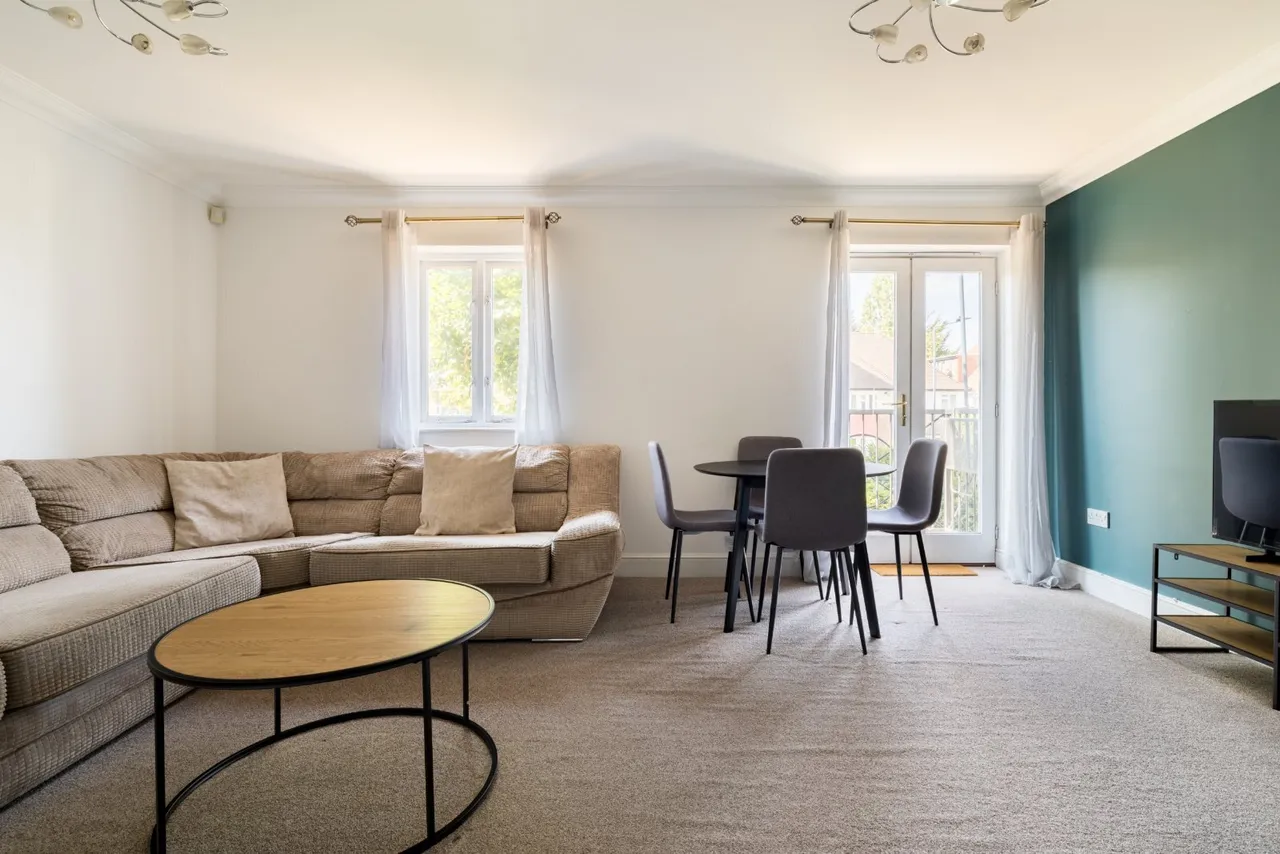 2 bed flat to rent, Coverdale Road, London, NW2
