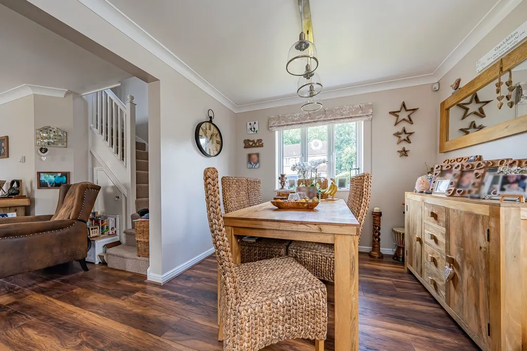 Buchan Close, Cowley, UB8, photo 5