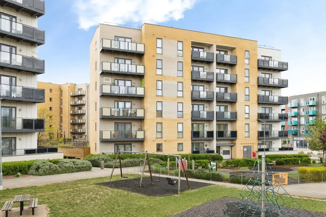 3 bed flat for sale — Handley Page Road, BARKING, Essex, IG11