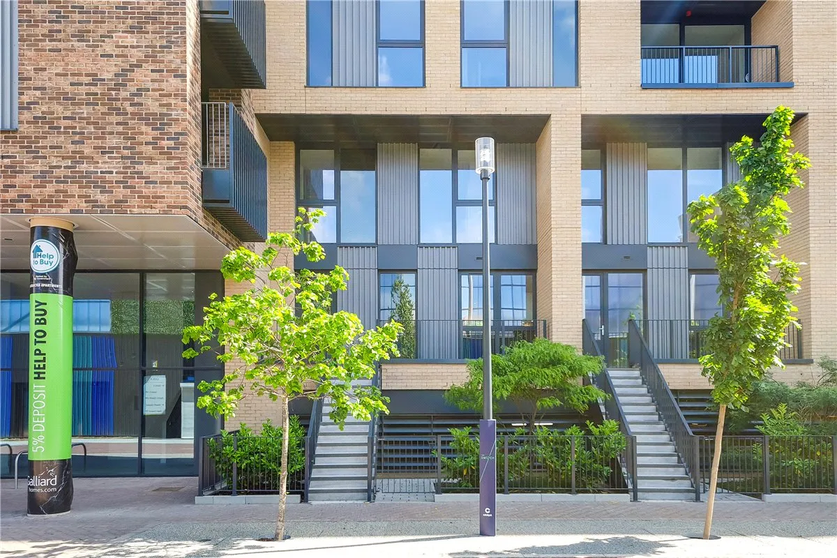 3 bed flat to rent, Greyhound Parade, Wimbledon Grounds, SW17