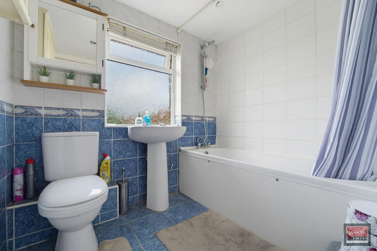 Avenue Road, Feltham, photo 12