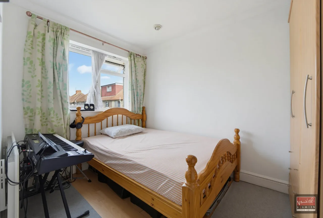 Avenue Road, Feltham, photo 9