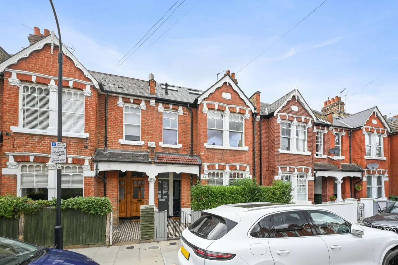 2 bed flat for sale — Ormiston Grove, London, W12 0JS