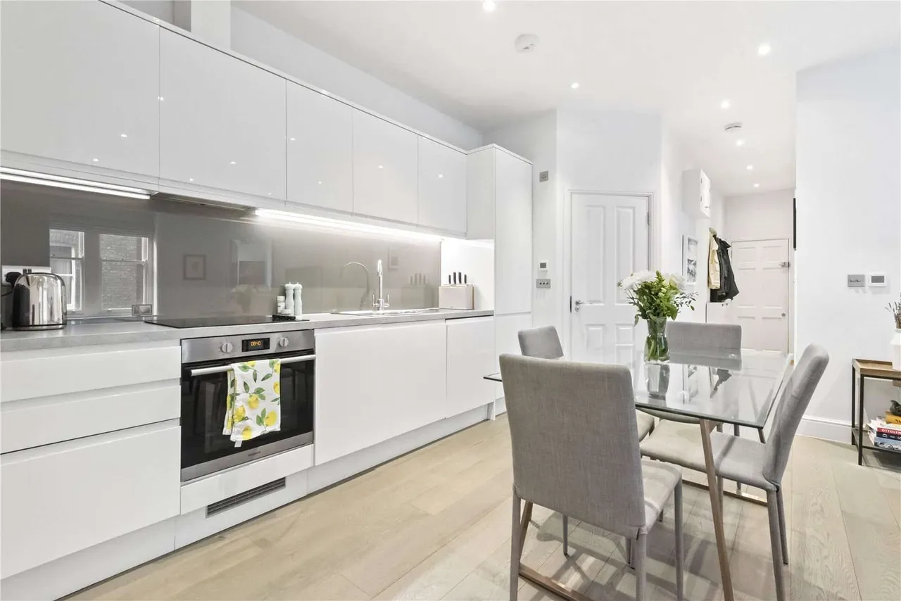 Prince of Wales Drive, London, SW11 4BJ, photo 2
