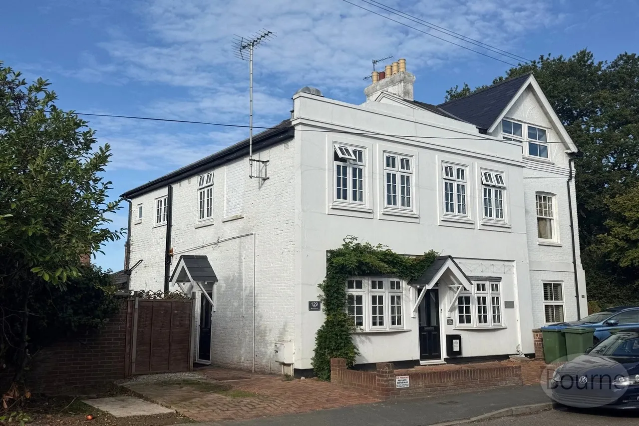 3 bed flat to rent, Anyards Road, Cobham, KT11