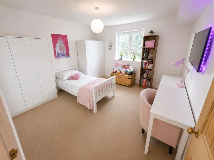 Chertsey Road, Feltham, TW13, photo 6