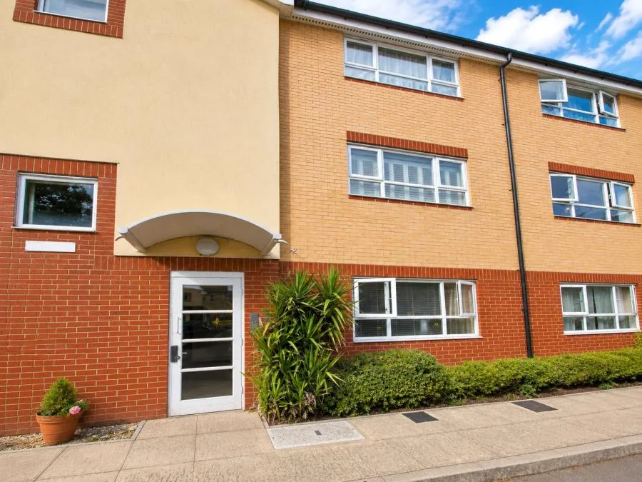 2 bed flat for sale, Chertsey Road, Feltham, TW13