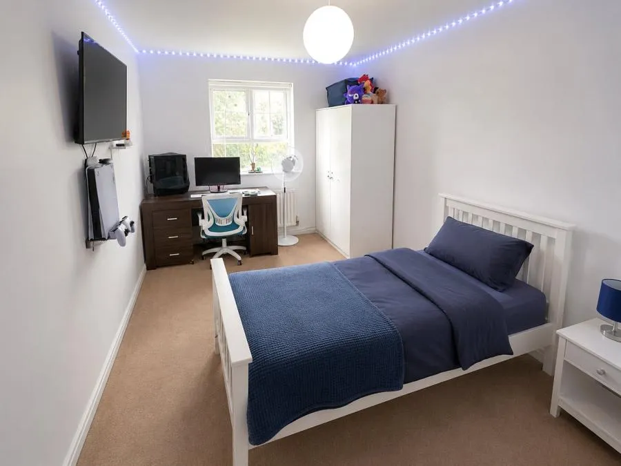Chertsey Road, Feltham, TW13, photo 4