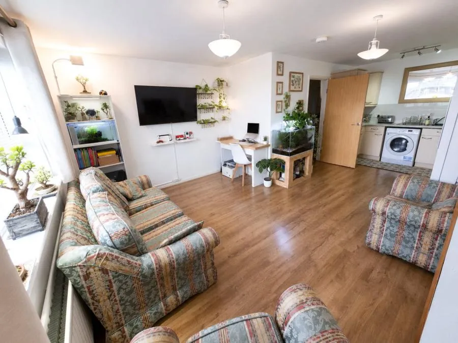 Chertsey Road, Feltham, TW13, photo 3