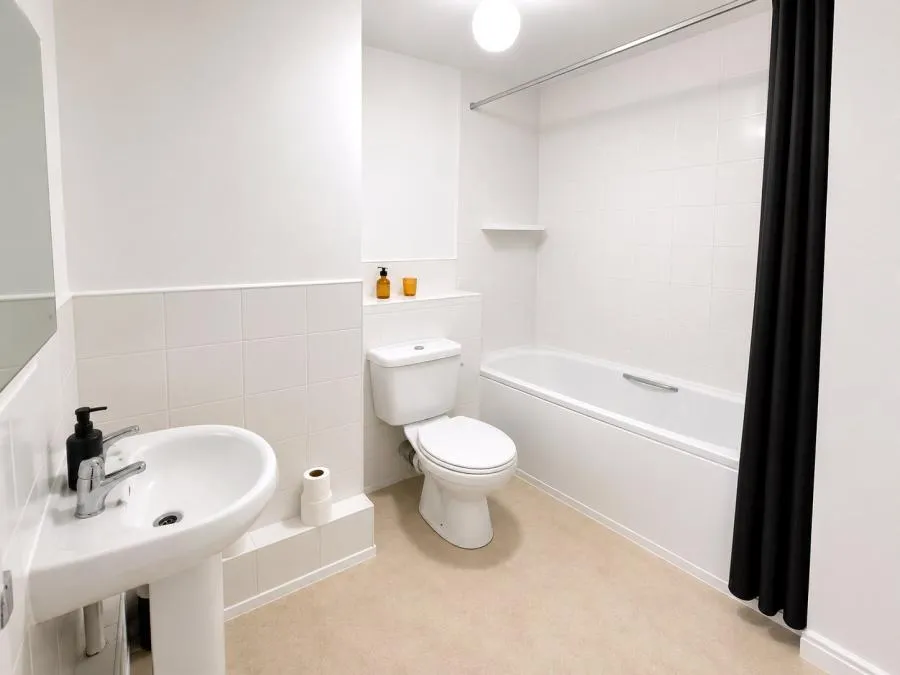 Chertsey Road, Feltham, TW13, photo 5