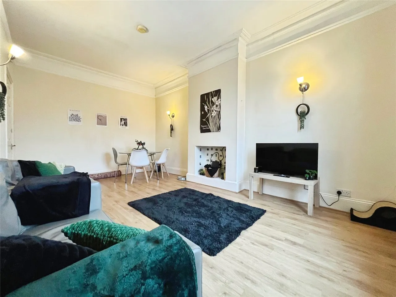 2 bed flat to rent, St. Judes Road, Englefield Green, TW20