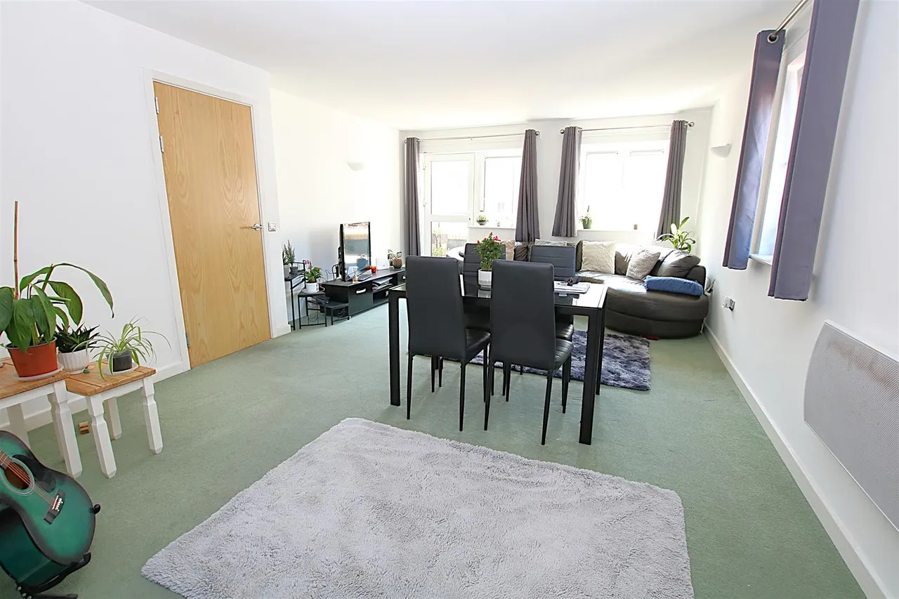 Apartment with Private Terrace, Northampton, photo 5