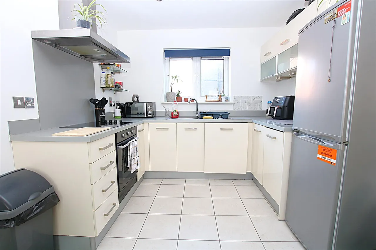 Apartment with Private Terrace, Northampton, photo 3