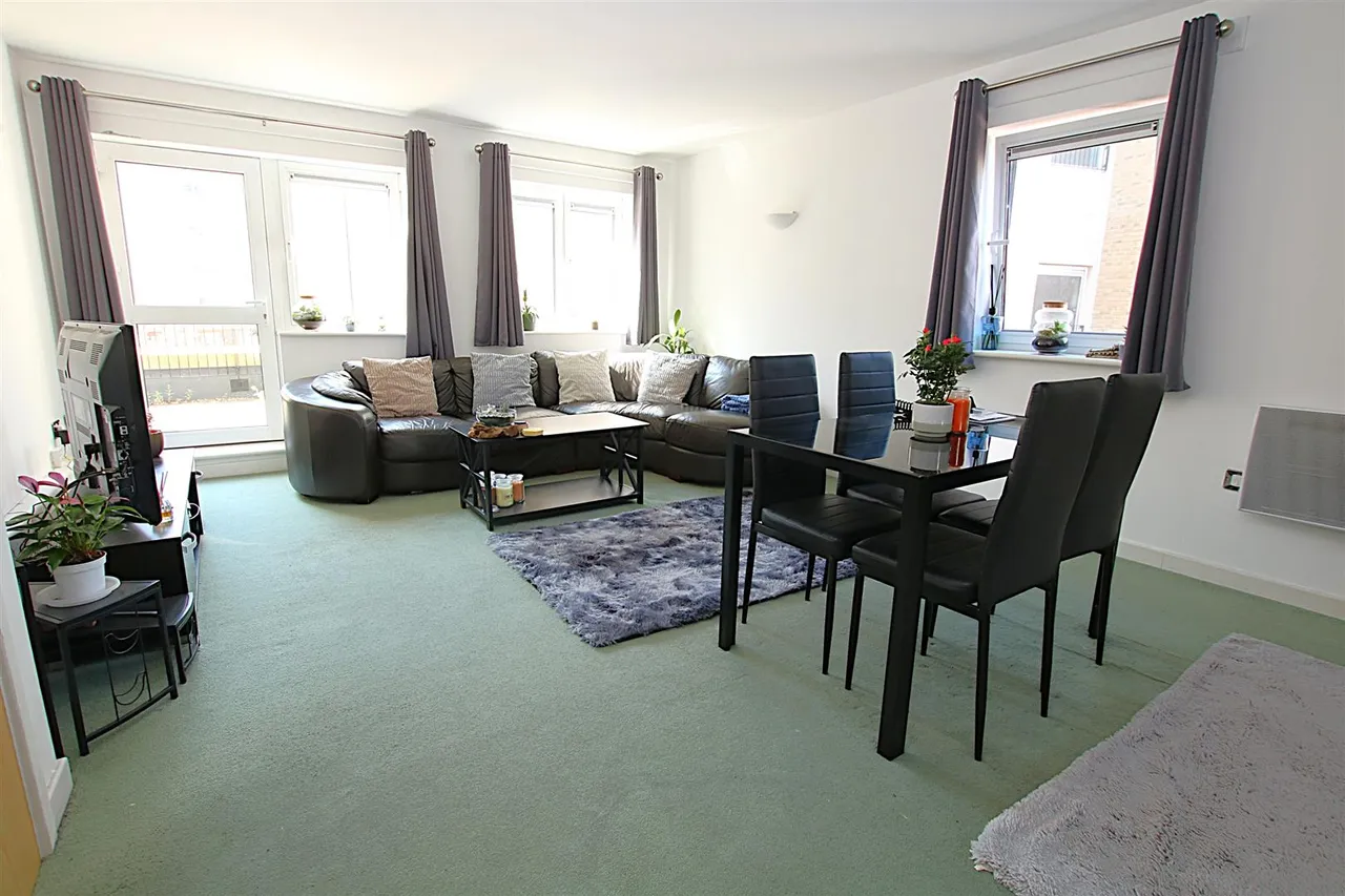 Apartment with Private Terrace, Northampton, photo 7