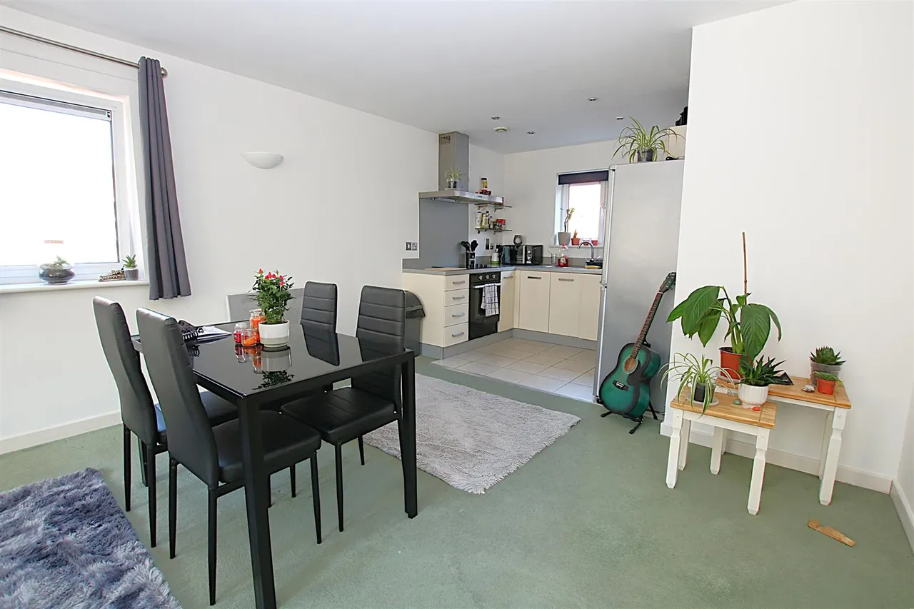 Apartment with Private Terrace, Northampton, photo 4