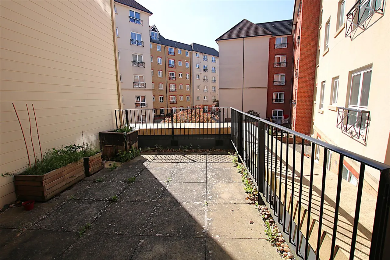 Apartment with Private Terrace, Northampton, photo 8