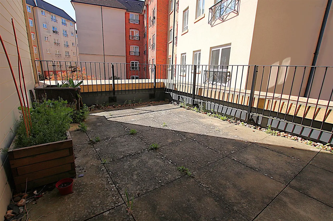 Apartment with Private Terrace, Northampton, photo 2