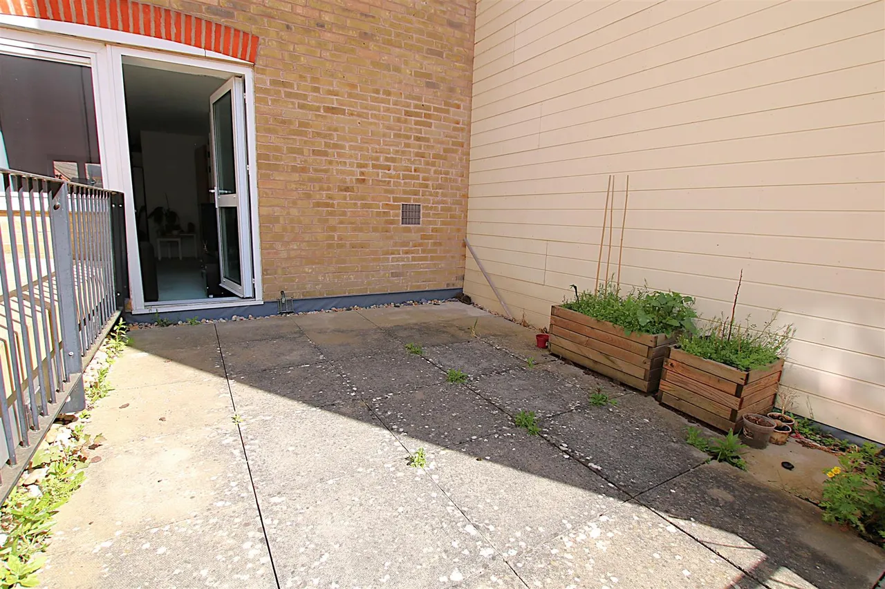 Apartment with Private Terrace, Northampton, photo 12