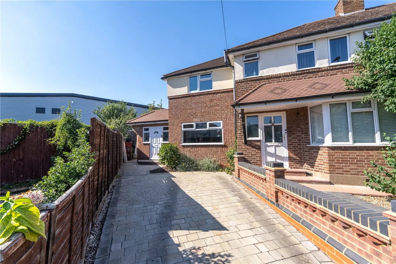2 bed house to rent — Winchester Road, Feltham, TW13 5JX