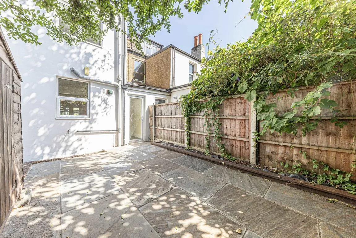 Shacklegate Lane, TW11, photo 7