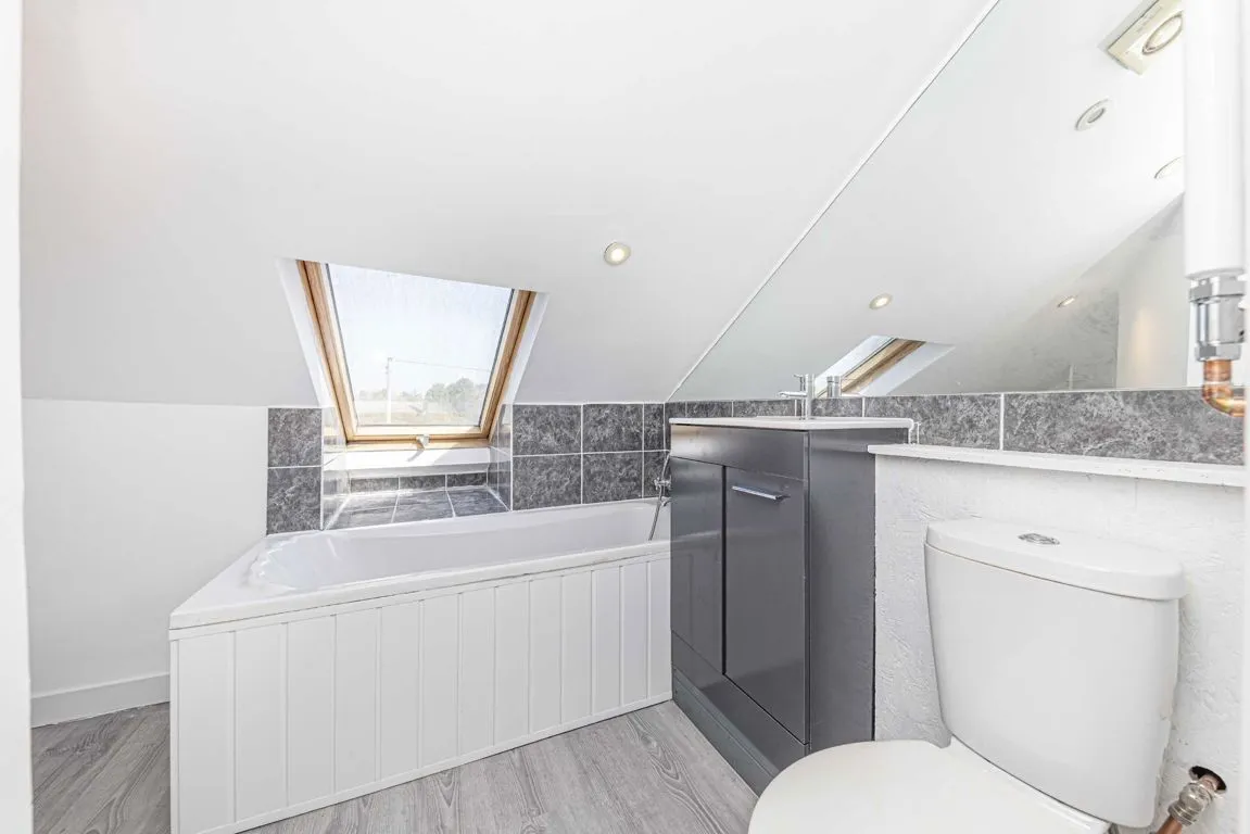 Shacklegate Lane, TW11, photo 6