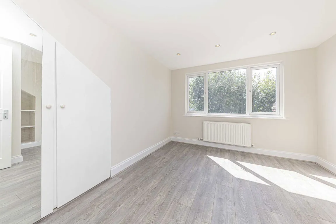 Shacklegate Lane, TW11, photo 5