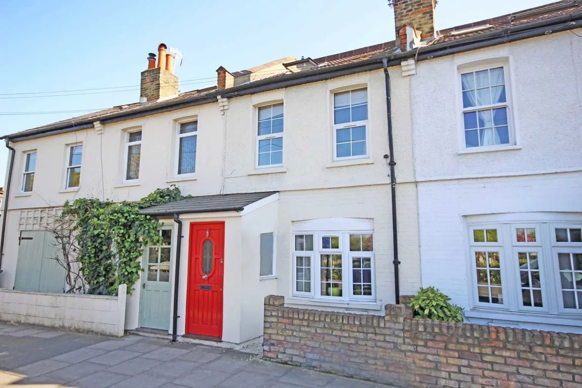 3 bed property to rent, Shacklegate Lane, TW11