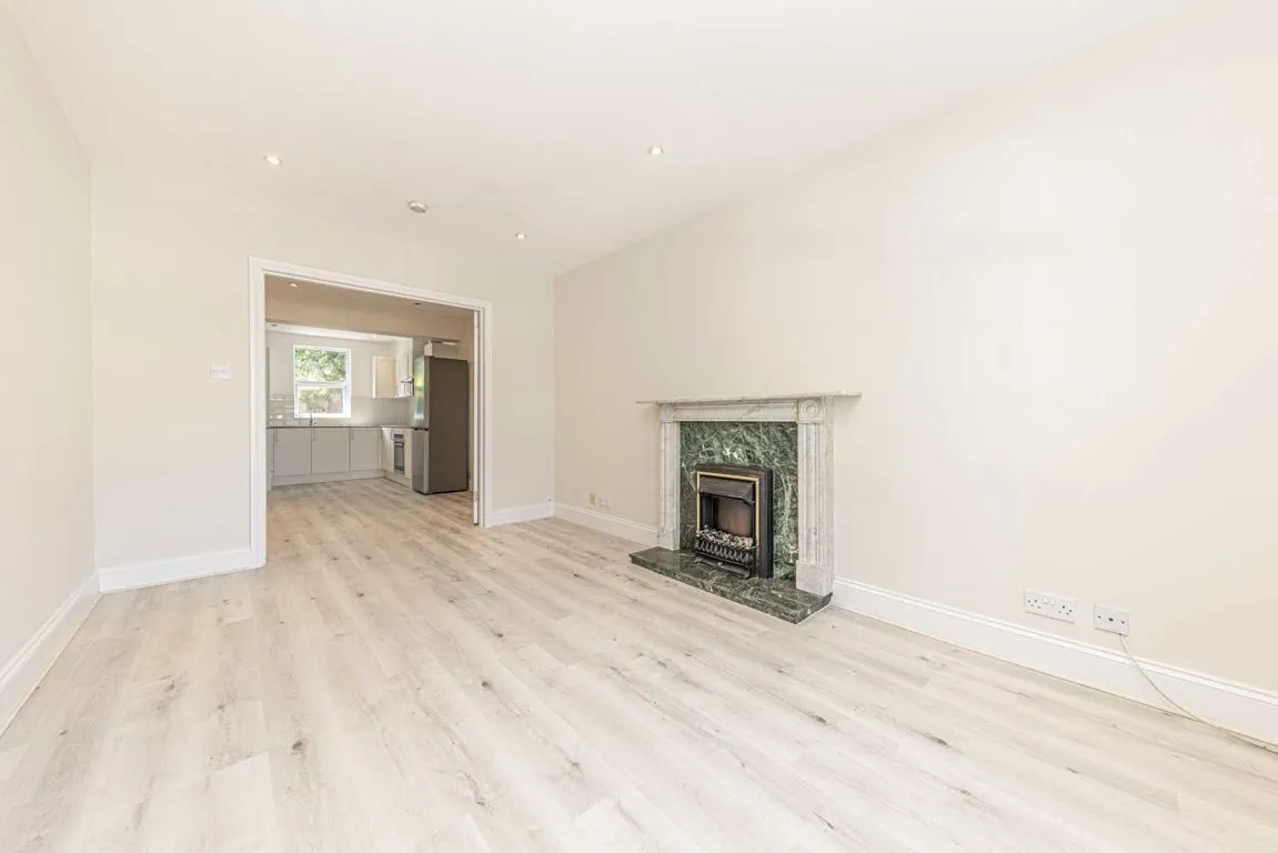 Shacklegate Lane, TW11, photo 2