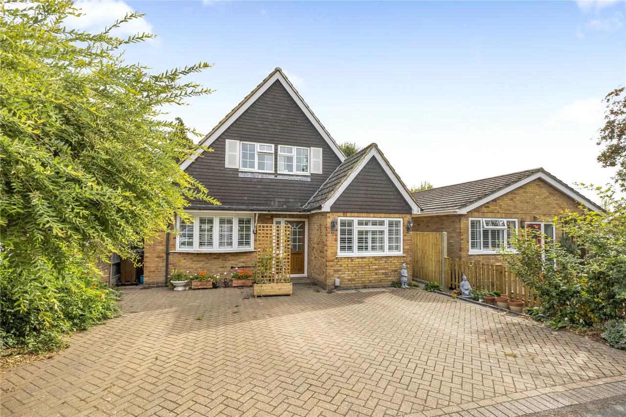 4 bed house for sale, Revesby Close, West End, GU24