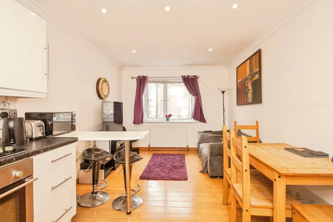 Batten Street, London, SW11, photo 2