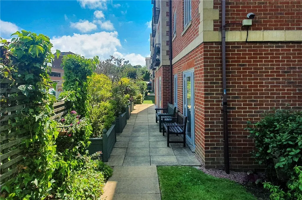 Pegasus Court, Stafford Road, Caterham, Surrey, CR3, photo 8