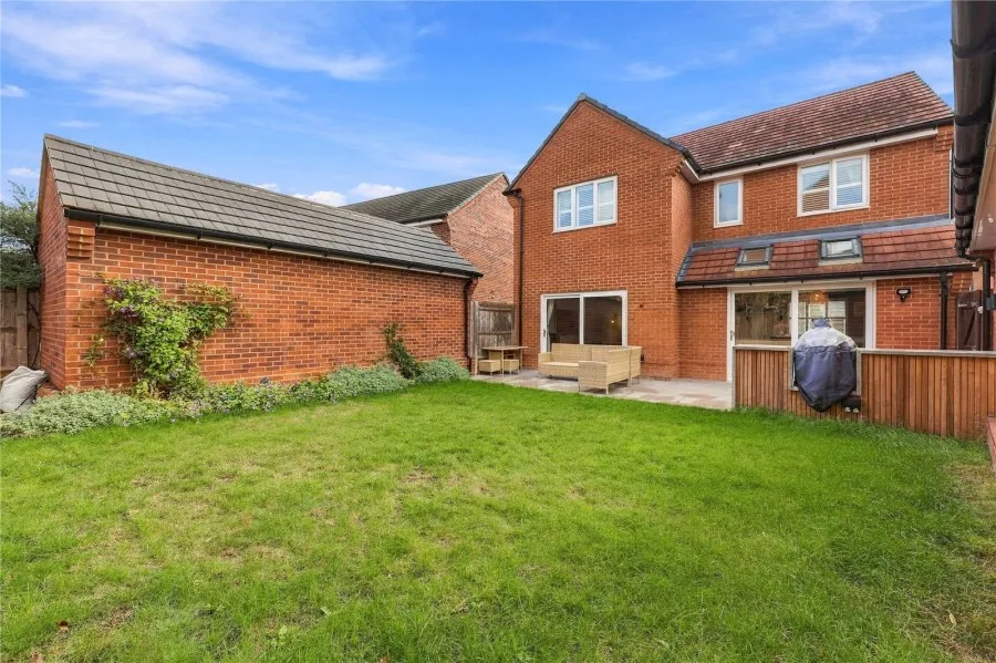 with 4 bedrooms in Saffron Walden, CB10, photo 11