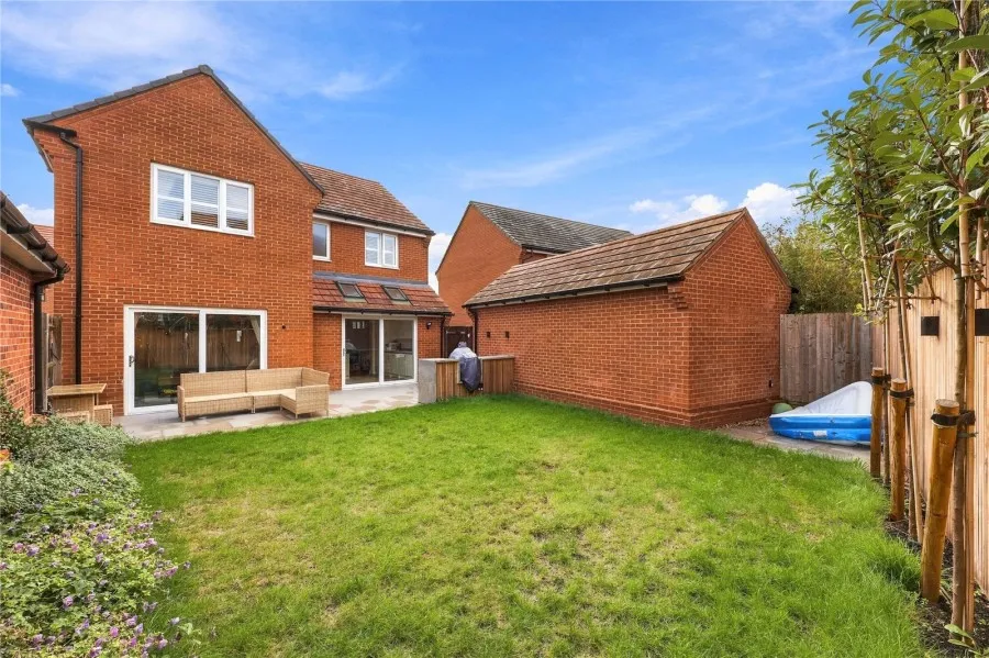 with 4 bedrooms in Saffron Walden, CB10, photo 12