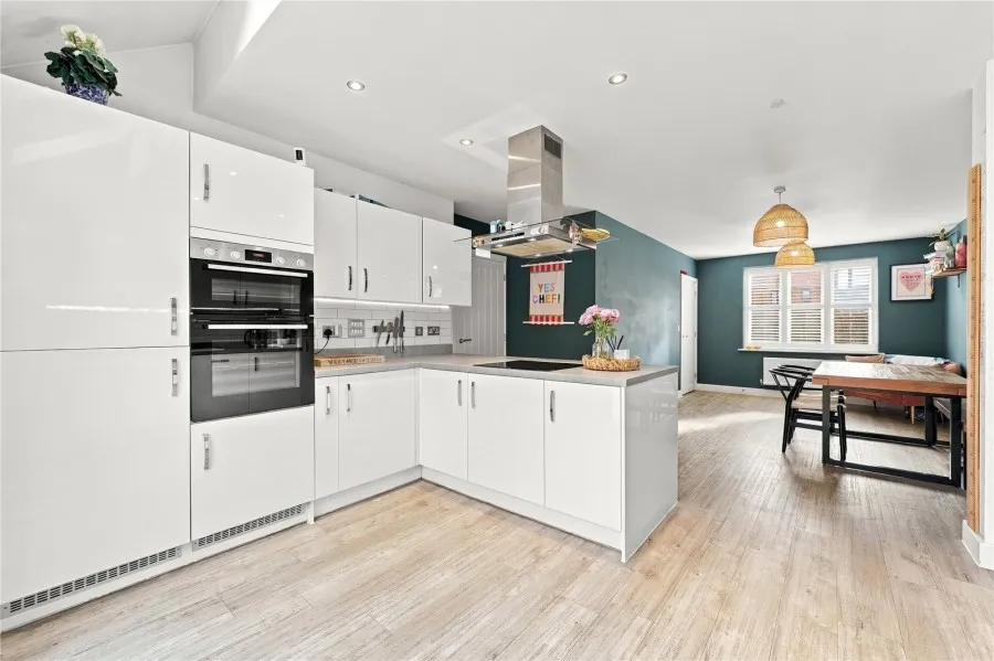with 4 bedrooms in Saffron Walden, CB10, photo 2
