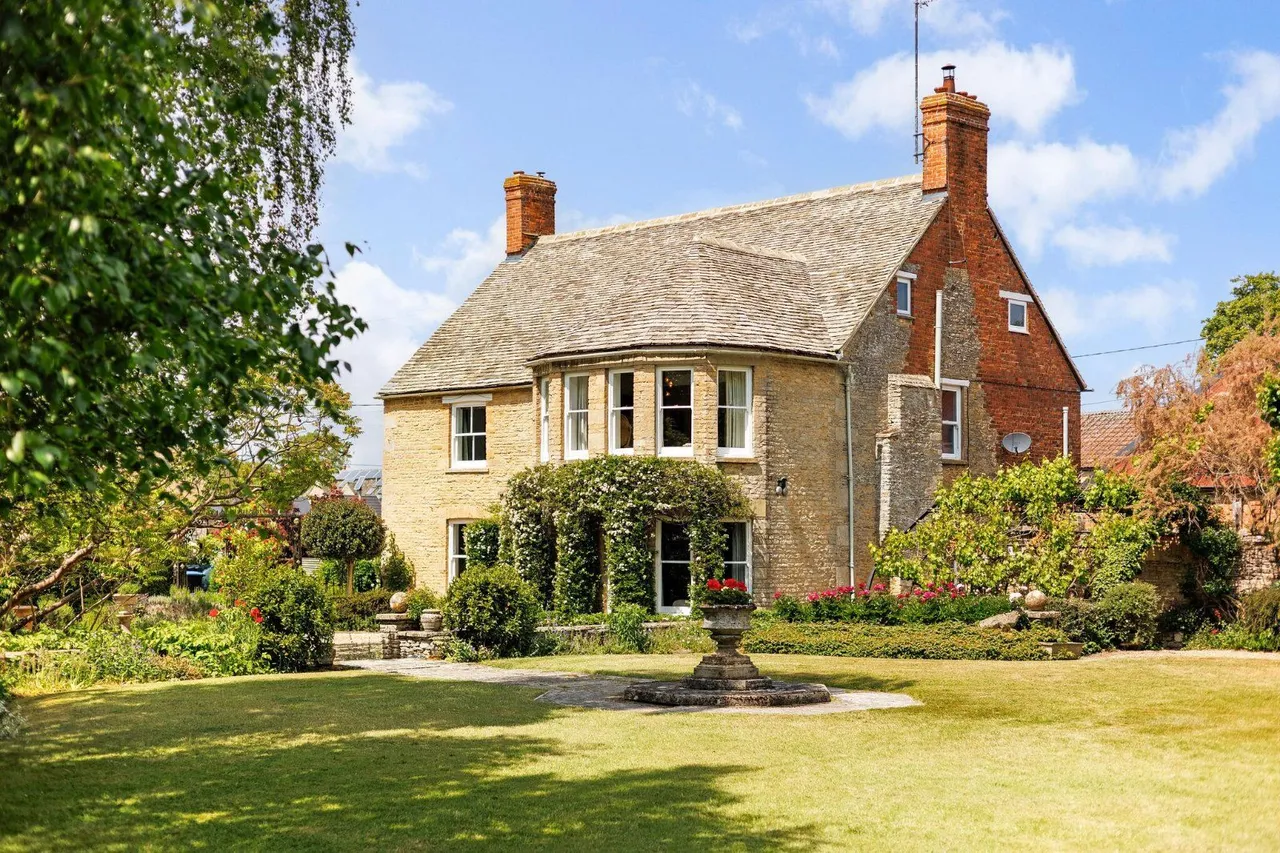 5 bed house for sale, Main Street, Clanfield, OX18