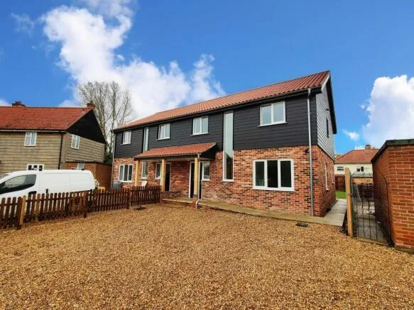 4 bed house to rent — Sutton Crescent, Freethorpe, NORWICH