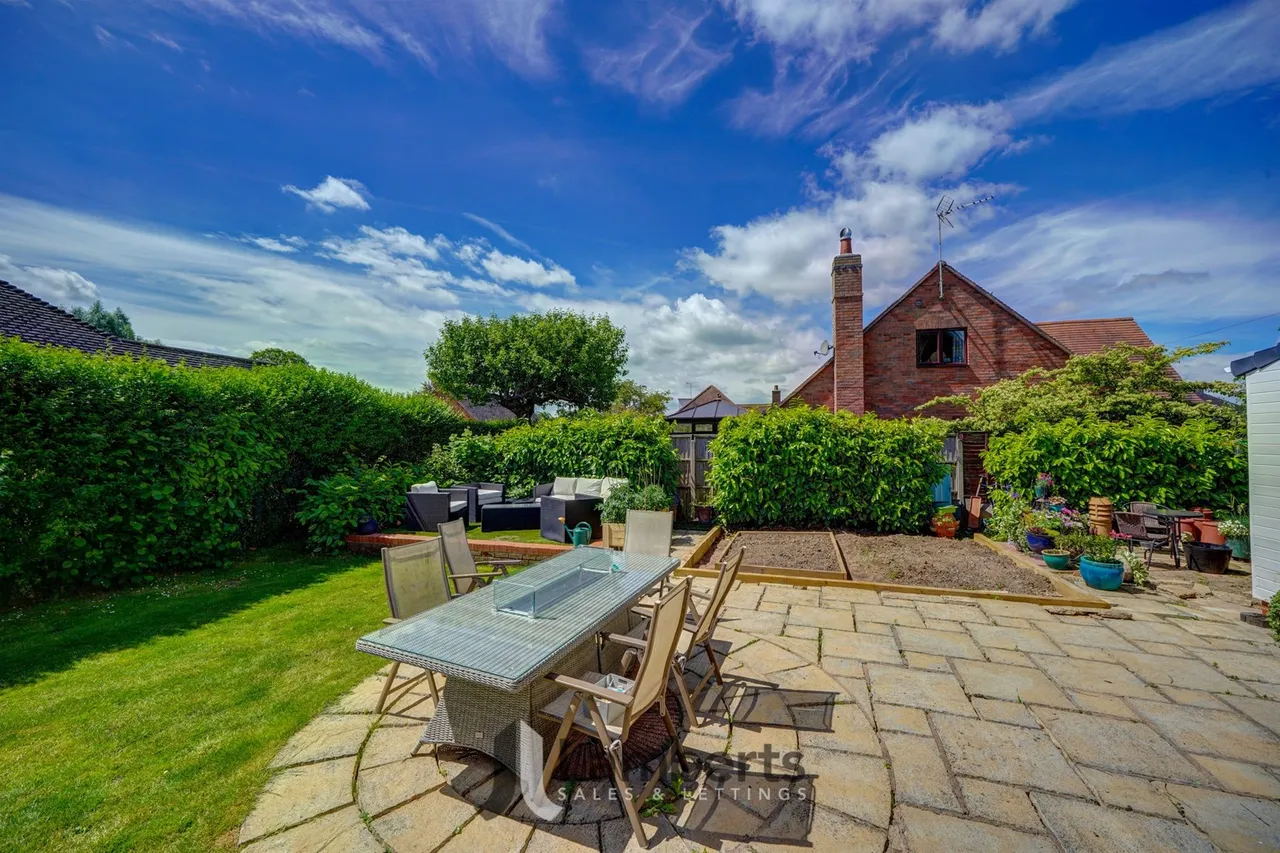 174 Alcester Road, Studley, photo 34