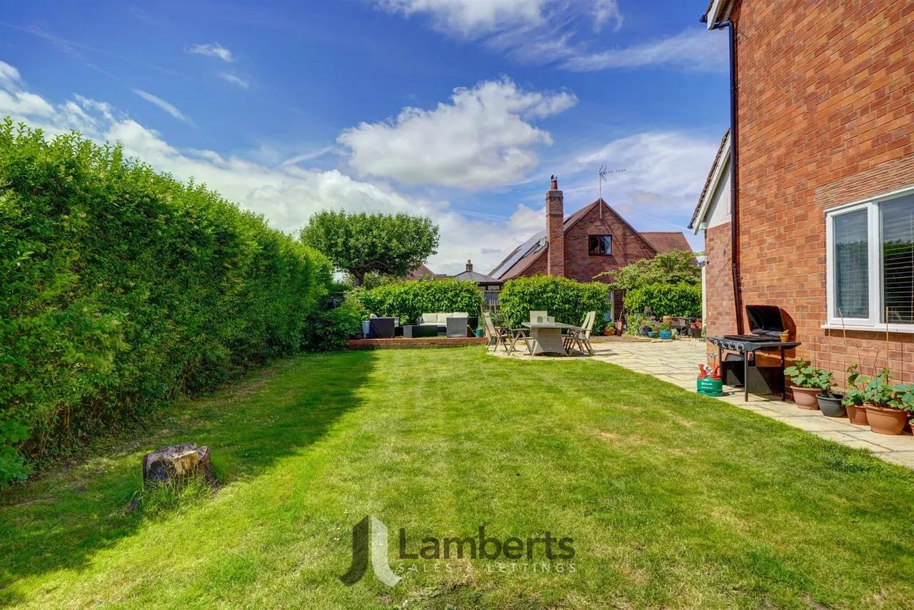 174 Alcester Road, Studley, photo 33