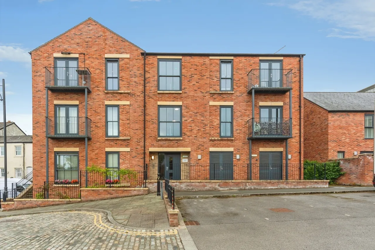 2 bed flat for sale — Massey Street, Cheshire, SK1