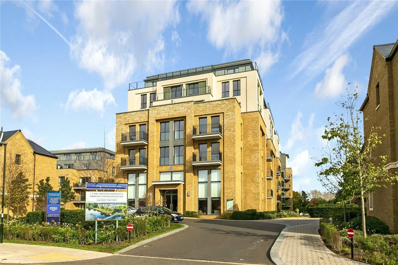 Pinewood Gardens, Teddington, TW11, photo 2